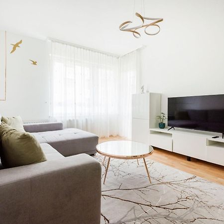Modern Two-Bedroom Apartment With Free Parking Boedapest Buitenkant foto
