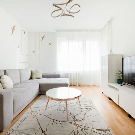 Modern Two-Bedroom Apartment With Free Parking Boedapest Buitenkant foto