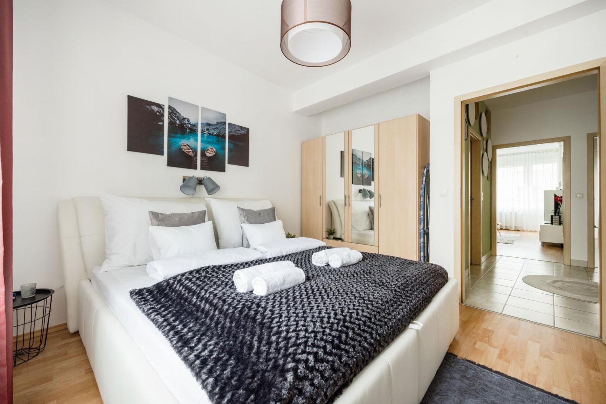 Modern Two-Bedroom Apartment With Free Parking Boedapest Buitenkant foto