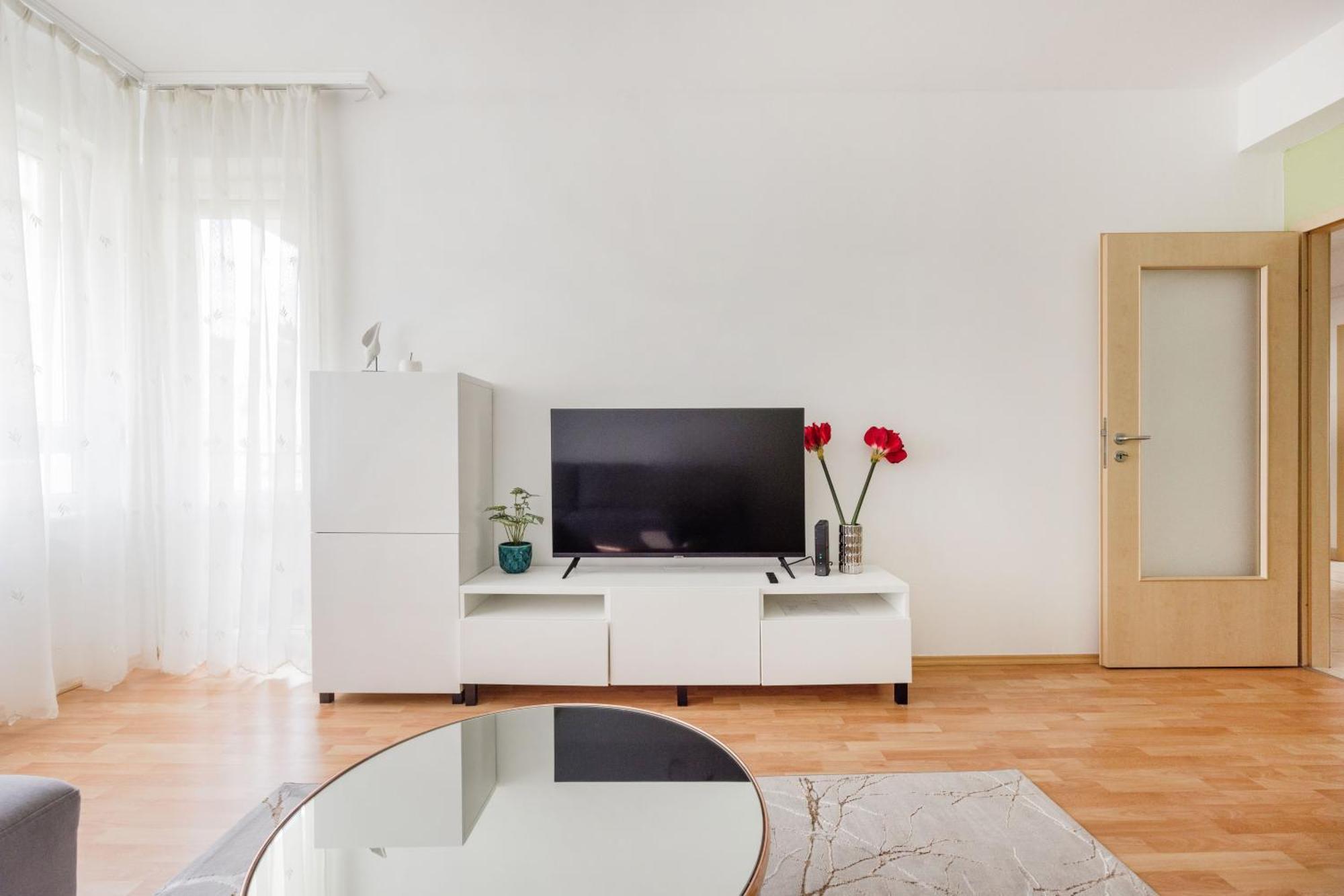 Modern Two-Bedroom Apartment With Free Parking Boedapest Buitenkant foto