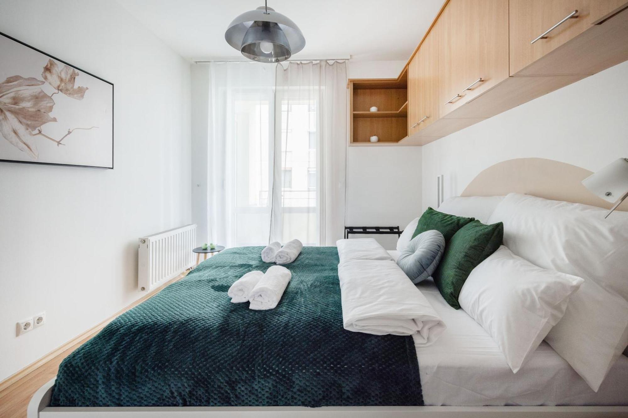 Modern Two-Bedroom Apartment With Free Parking Boedapest Buitenkant foto