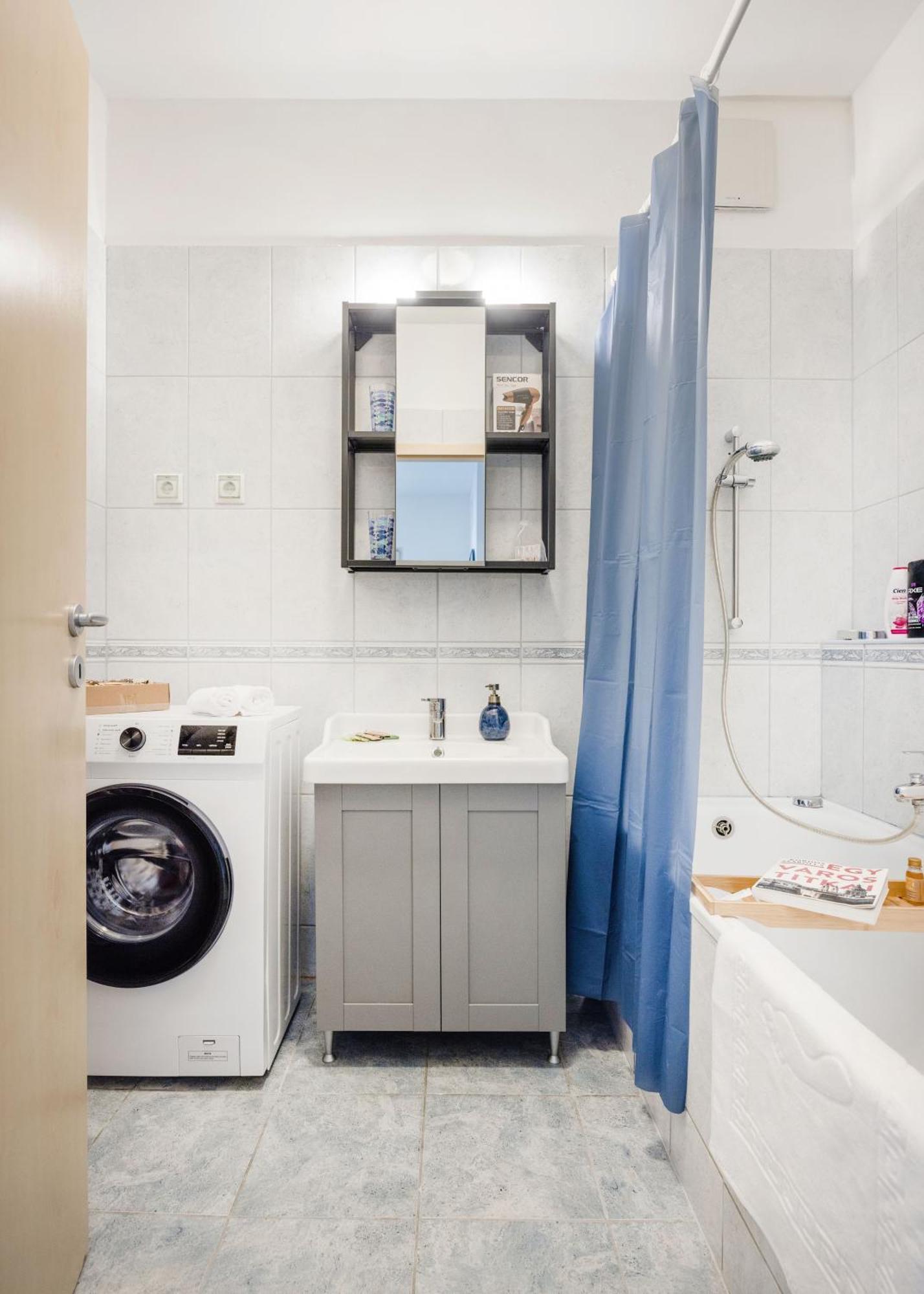 Modern Two-Bedroom Apartment With Free Parking Boedapest Buitenkant foto