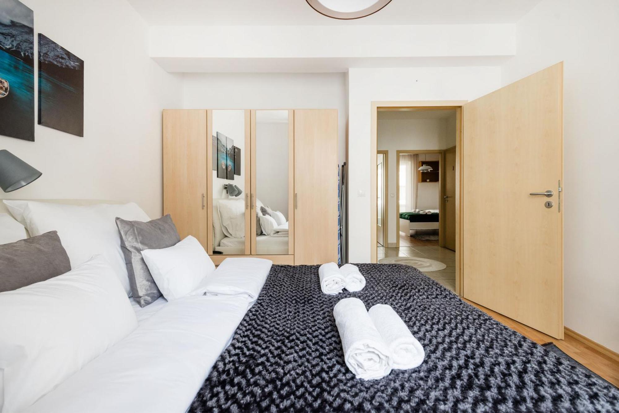 Modern Two-Bedroom Apartment With Free Parking Boedapest Buitenkant foto