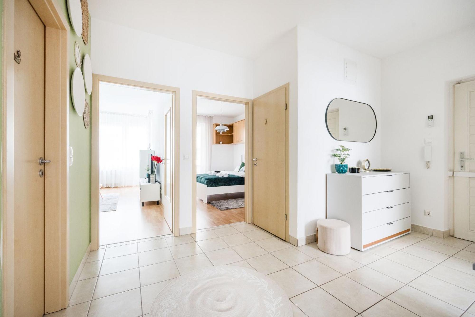 Modern Two-Bedroom Apartment With Free Parking Boedapest Buitenkant foto