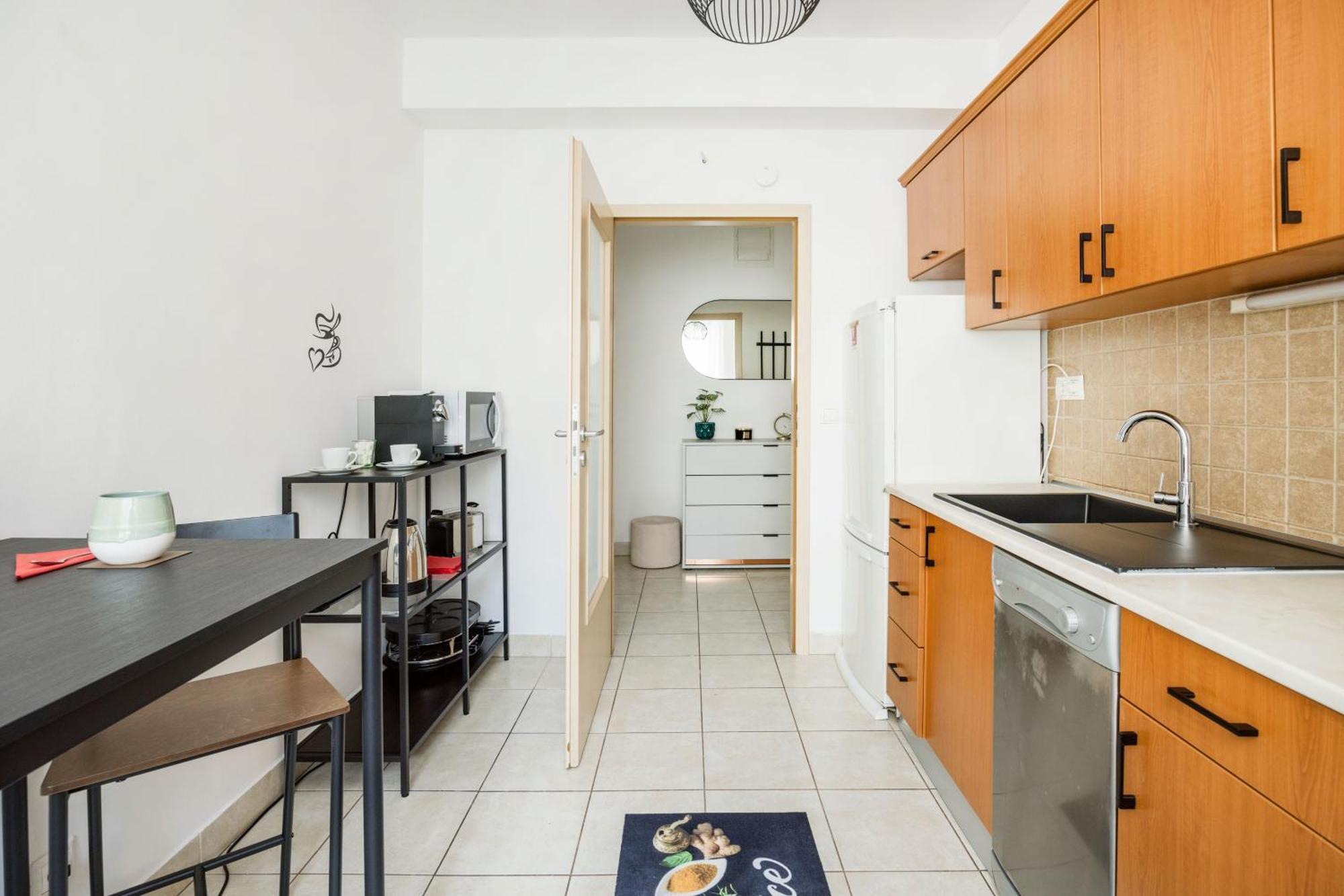 Modern Two-Bedroom Apartment With Free Parking Boedapest Buitenkant foto